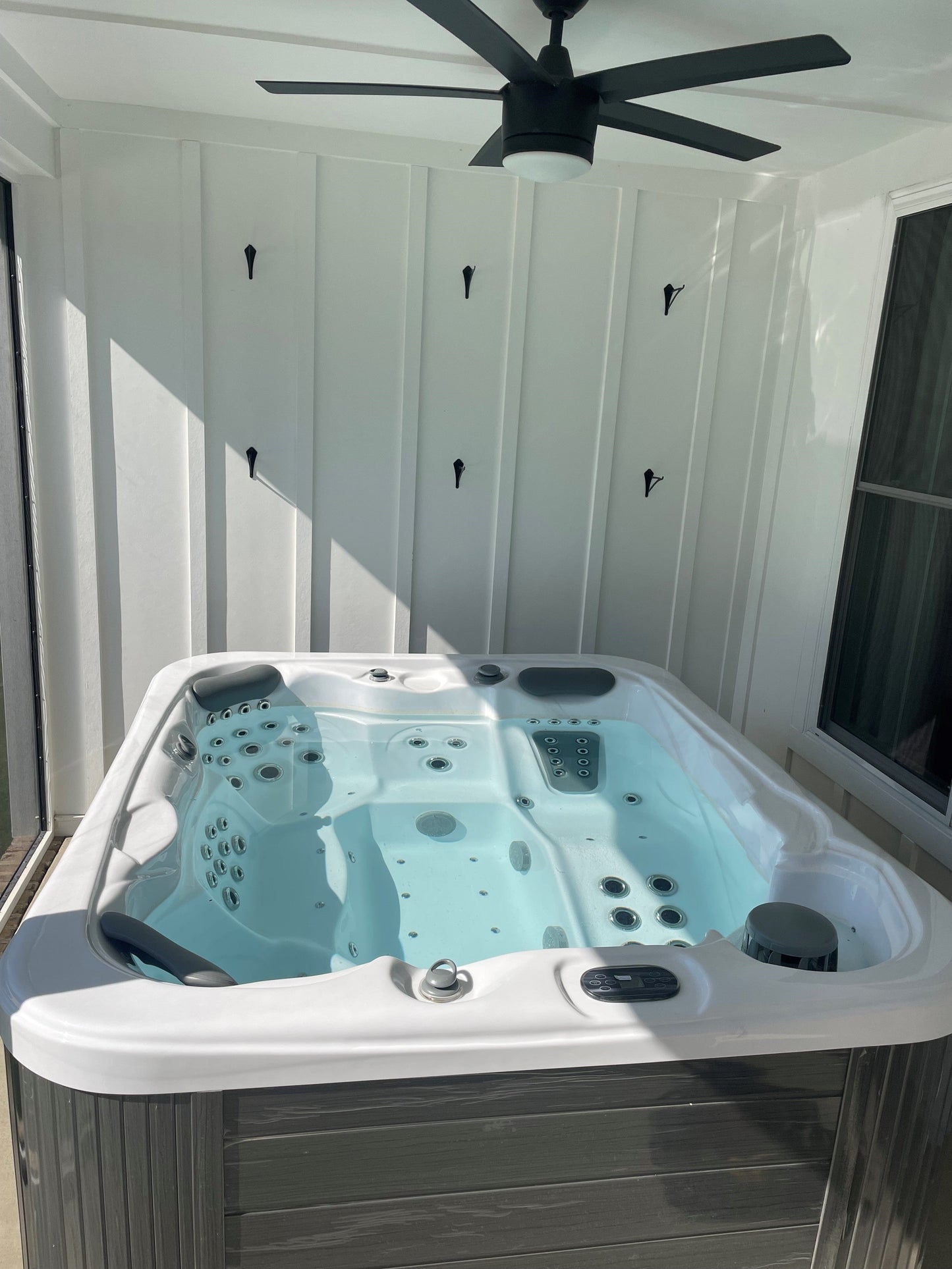 Luxury Spas Denali Studio Series 7-person Hot Tub (WS-299 CG) - Cloud Gray