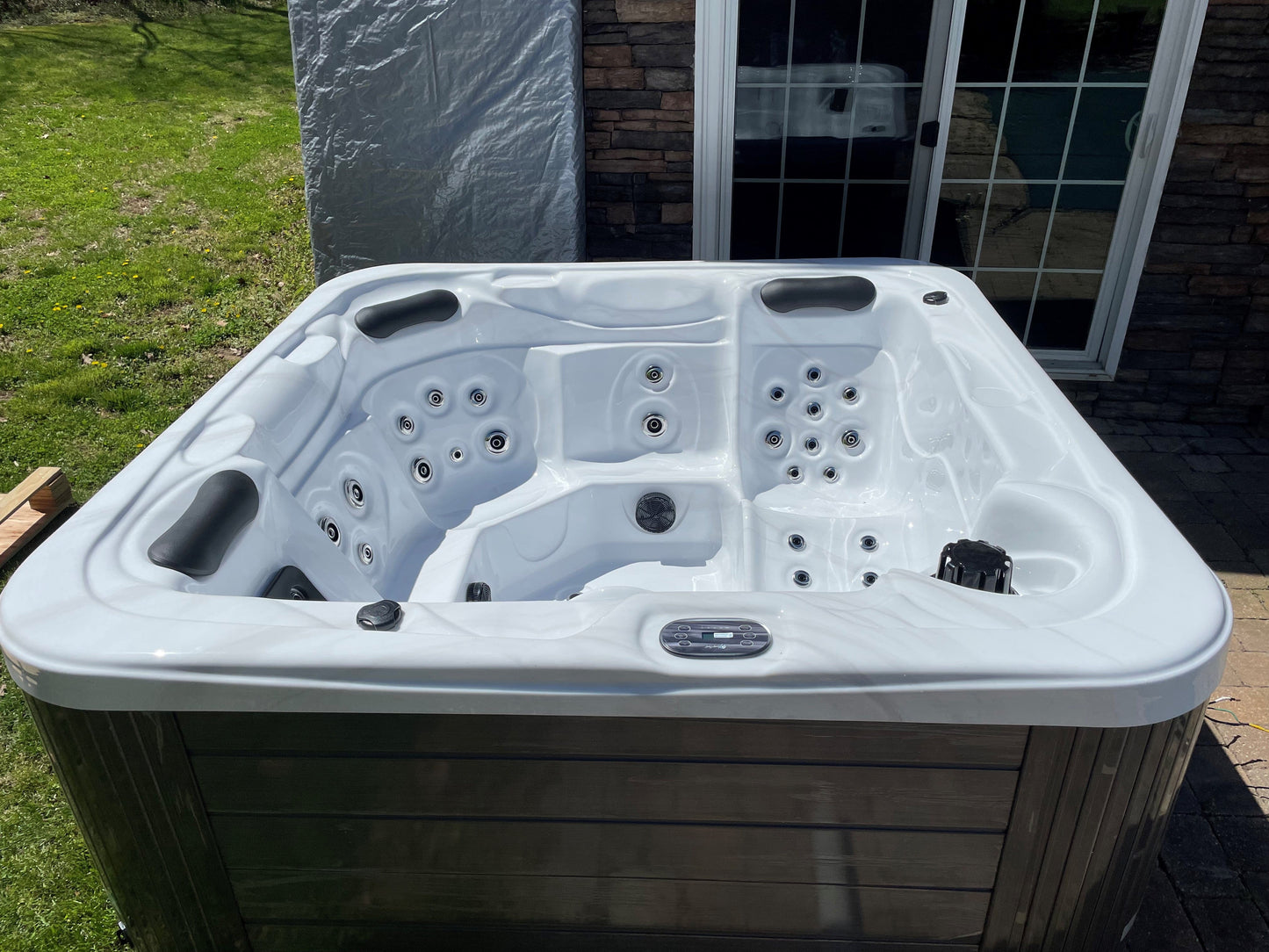 Luxury Spas Estes Studio Series 5-person Hot Tub (WS-594-CG) - Cloud Gray